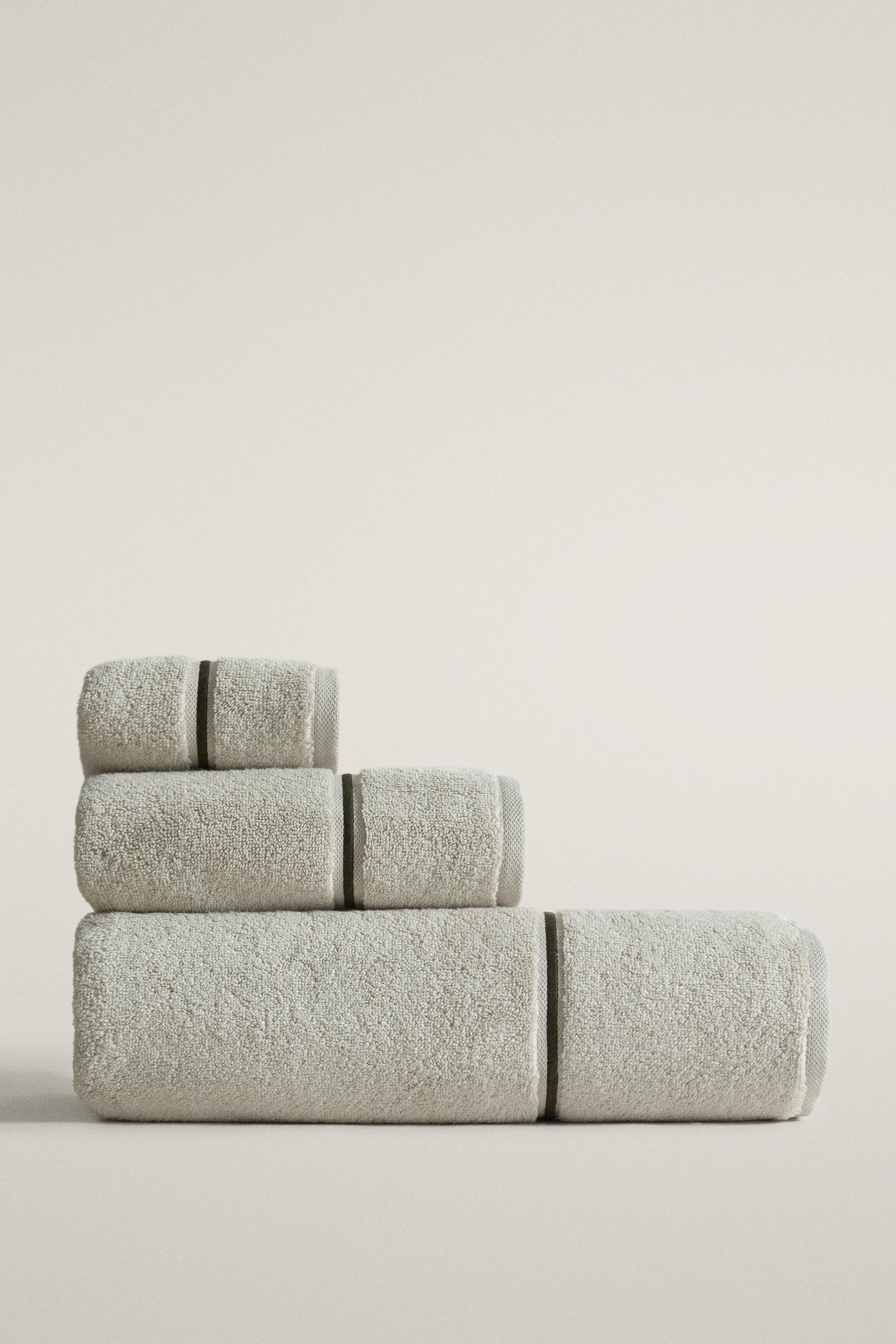 BATH TOWEL WITH EMBROIDERED SCALLOPED EDGE